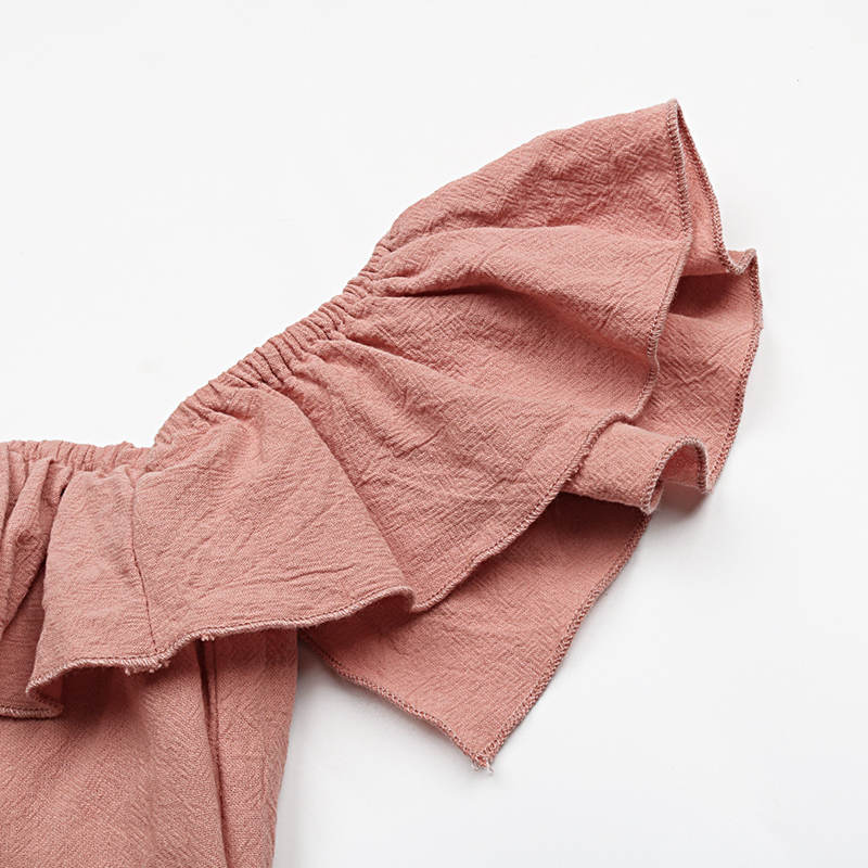 Летнее женское однотонное плиссированное платье с открытыми плечами и длинными карманами на шнуровке