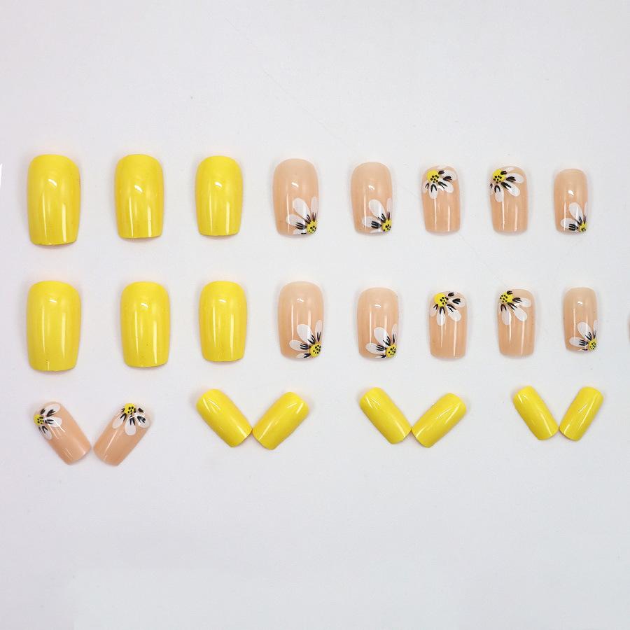 24 Pieces Simple Yellow with Gentle and Cute Sweet Flowers Style Short Styles, Small Fresh Fake Nails, Wearing Armor