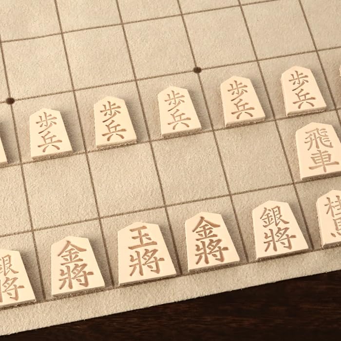 Набор сёги поставляется с местом для хранения, что делает его удобным для использования. Сделано из звука деталей, изготовлено компанией Kawa, которая с тех пор поставила более 10 миллионов деталей.