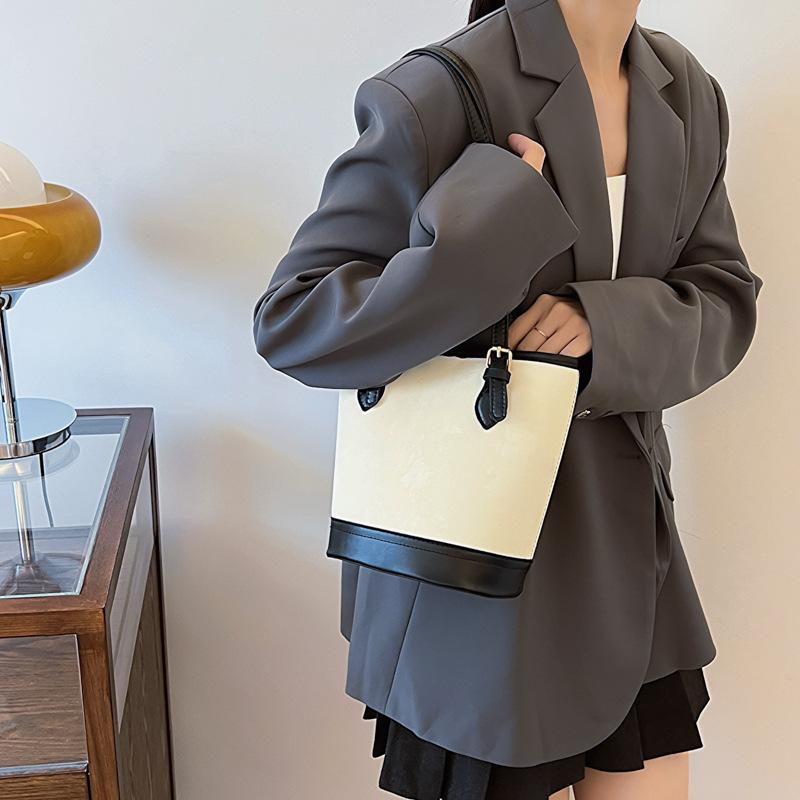 Вместительная Модная и Элегантная Сумка для Поездок на Работу для Женщин Весна и Лето Новая Простая и Трендовая Одноплечевая Наклонная Сумка-Ведро