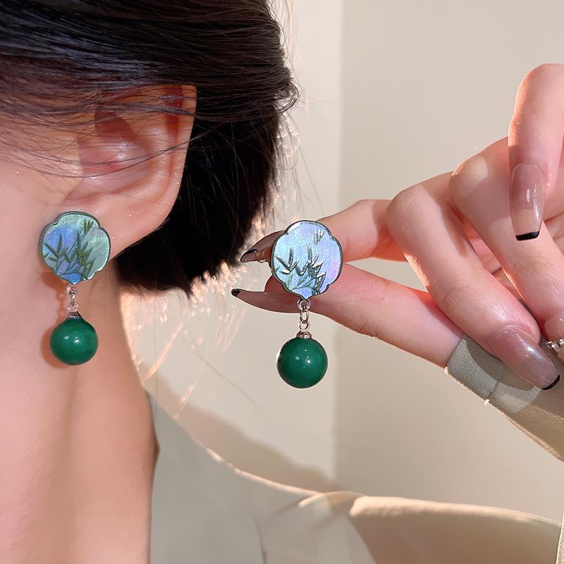 Геометрические серьги в современном китайском стиле с имитацией зеленого агата – национальный тренд, универсальный дизайн