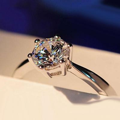 Медное женское кольцо серебряного цвета с одним круглым прозрачным камнем и шестью закрепками