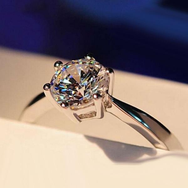 Медное женское кольцо серебряного цвета с одним круглым прозрачным камнем и шестью закрепками