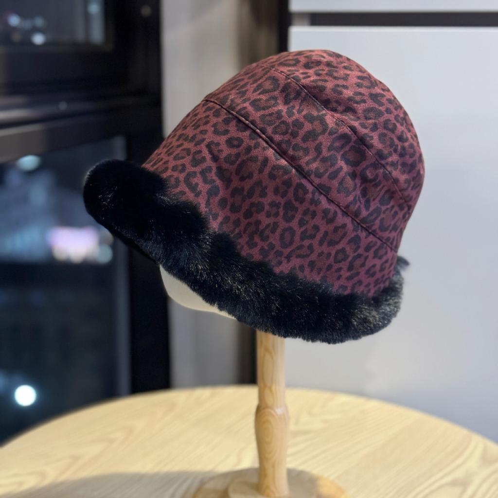 New Korean-style leopard print plush hat for women, winter thickened and fleece-lined, warm and ear-protecting, fashionable and versatile, makes the