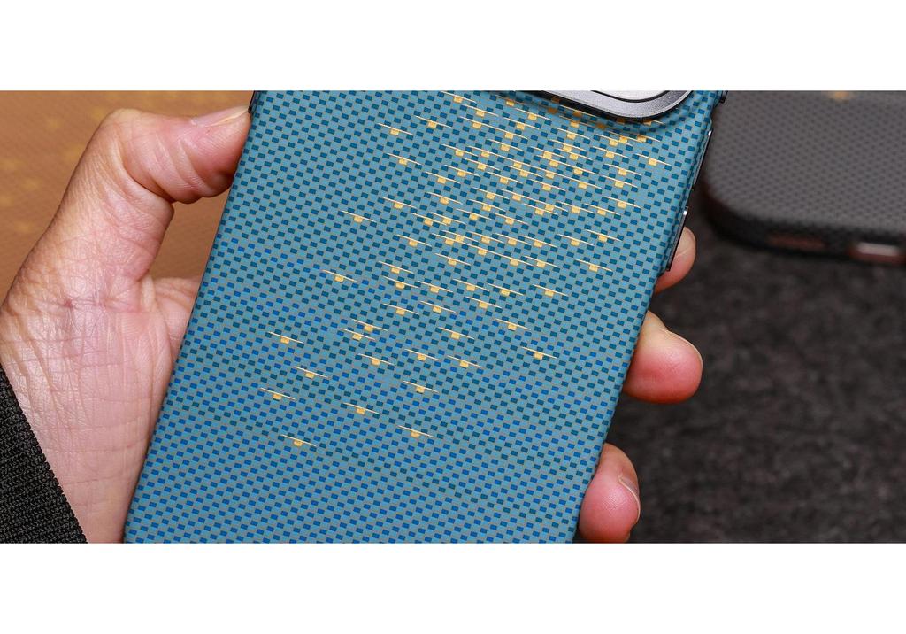 Магнитный кейс из текстурированного кевлара для iPhone 17 Pro Max - Дизайн 'Плавающие световые волны', Подходит для Apple 16, Премиальное ощущение