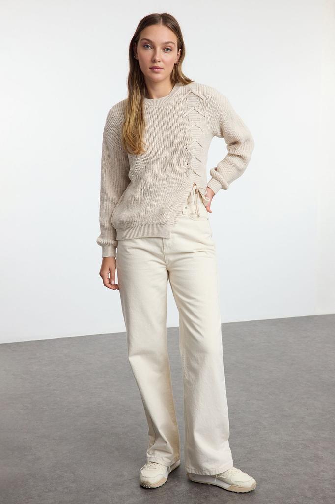 Женский модный стильный свитер бежевого цвета с кружевом и разрезом с круглым вырезом и детальным трикотажным свитером