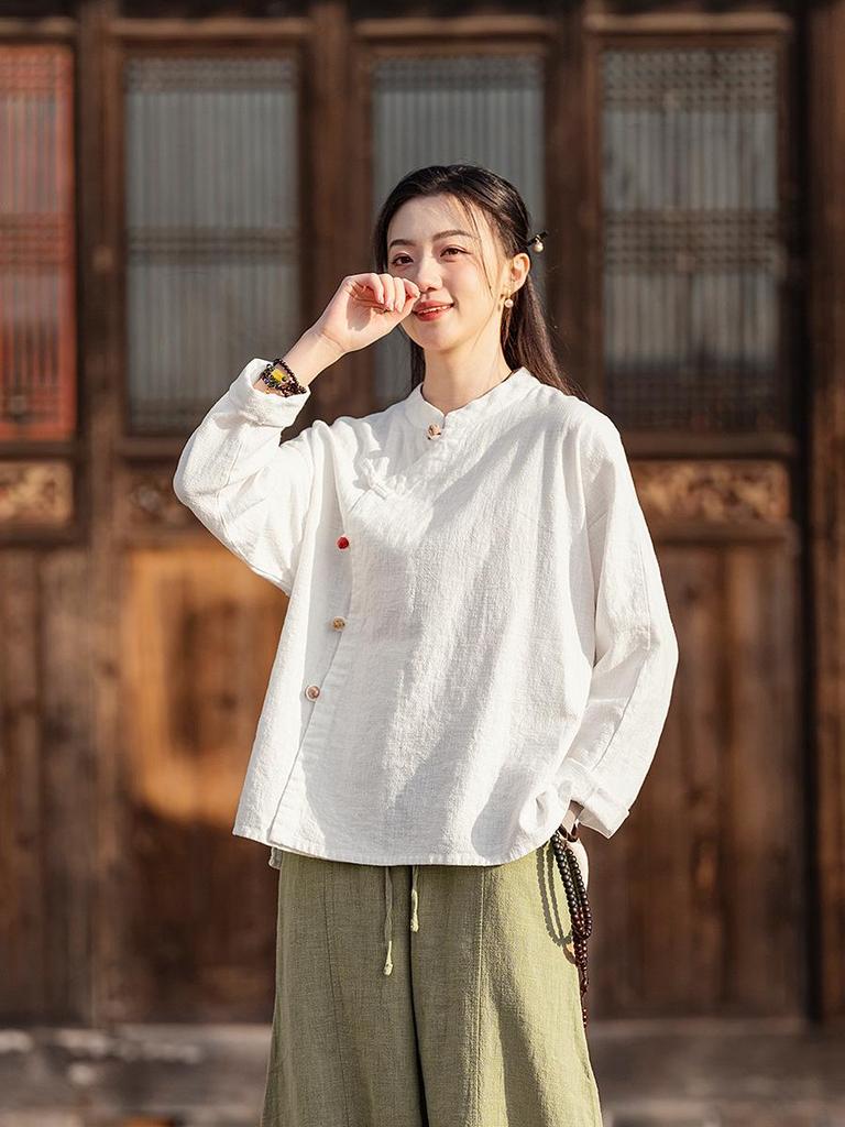 Женская рубашка ретро из льна Весна/Лето 2025 со стойкой, боковой планкой, колор-блоком, песочной стиркой, пуговицей-лягушкой и длинными рукавами.
