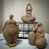 1 шт. Статуэтка женщины из красного песчаника - Классическая полимерная скульптура в элегантной позе, идеально подходит для декора гостиной, спальни или прихожей
