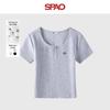 Женская футболка SPAO с вышитым мишкой, U-образным вырезом и пуговицами спереди