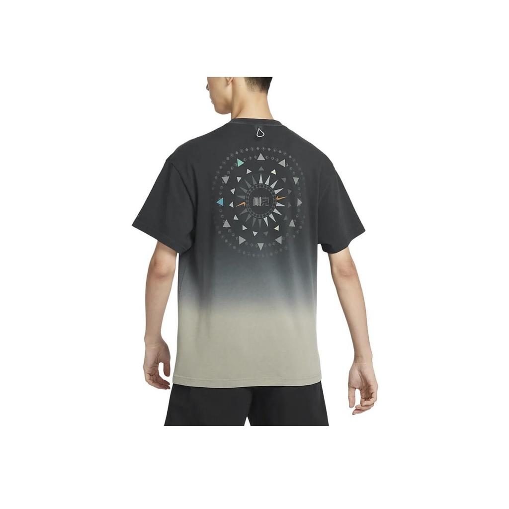 Nike Спортивная футболка с коротким рукавом и принтом логотипа в стиле градиента, мужские топы, темно-грязно-серого цвета HF0818-053