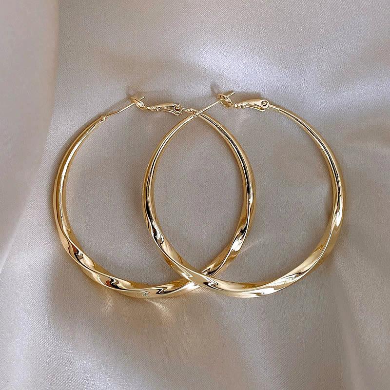 Good Jewelry Gifts Round Elegant Style Hoop Earrings Vintage Arge Hollow Jewelry For Women Fashion