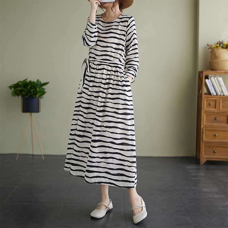 Платье в полоску с принтом, круглым вырезом и длинными рукавами