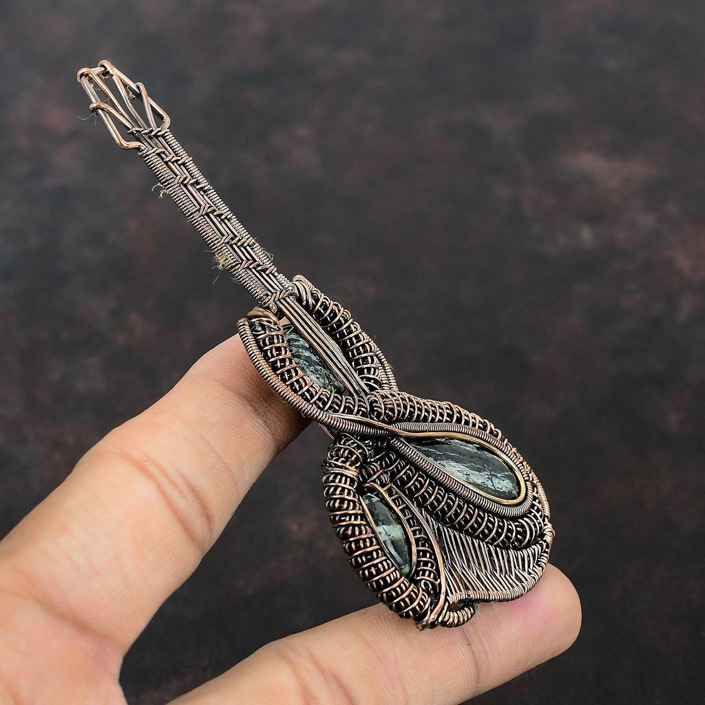 Подвеска из зеленого швейцарского опала, обернутая медной проволокой, Подвеска из натурального драгоценного камня, Медное украшение, Подарок для нее, Подвеска в виде гитары, Подвеска с камнем рождения