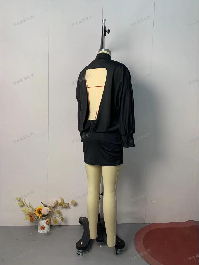 Европейский и американский женский однотонный топ с полувысоким воротом и открытой спиной и комплект короткой юбки - Коллекция Лето 2024