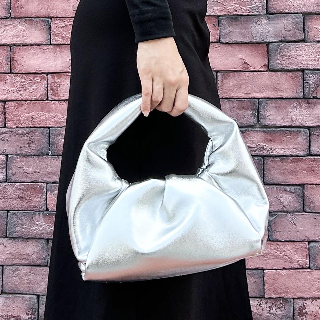 New Fashion Versatile Leather Handheld One Shoulder Handheld Wrist Cloud Bag Folded Bag