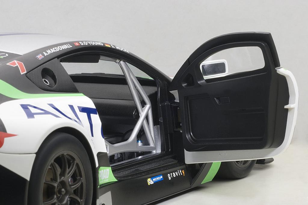 AUTOart Aston Martin V12 Vantage 2015 12 Hour 1/18 #97 (Bathurst Race)