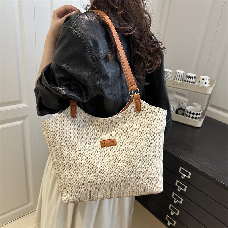 Повседневная текстура простая 2025 новый тканый модный тренд летний дизайн большая вместимость женская плечевая сумка-тоут