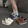 Кожаная сетчатая дышащая толстоподошвенная цветовая гамма кроссовки для папы женские модели осени 2025 легкие повседневные спортивные кроссовки для бега немецкие тренировочные кроссовки