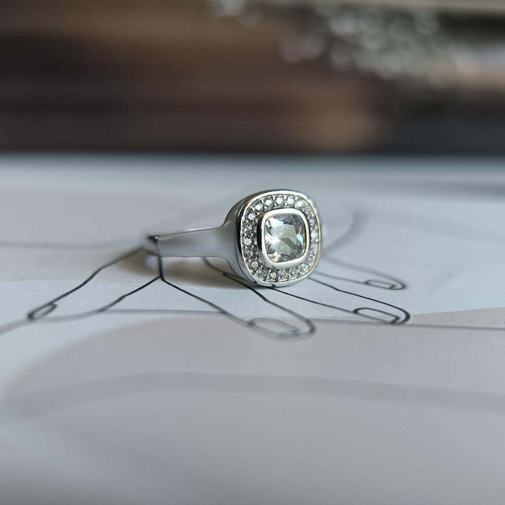 Серебряное кольцо с емаллю, фианитами, вес изделия 2,62 гр (60002259)