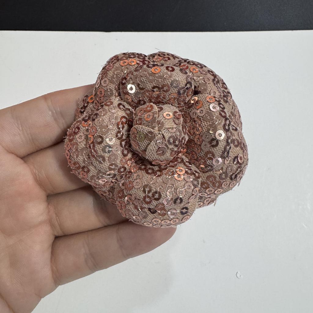 High-End 6.6cm Pu Leather Camellia Children's Fashionable Multi-Color Brooch Pins Small Fragrant Flower Brooch for Anniversary