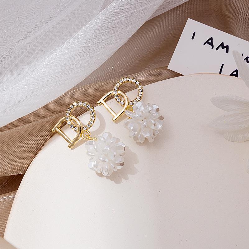 Серьги-пусеты 'Серебряная игла' из корейского белого перламутра в форме лепестка с прозрачным цветком и кисточкой из жемчуга