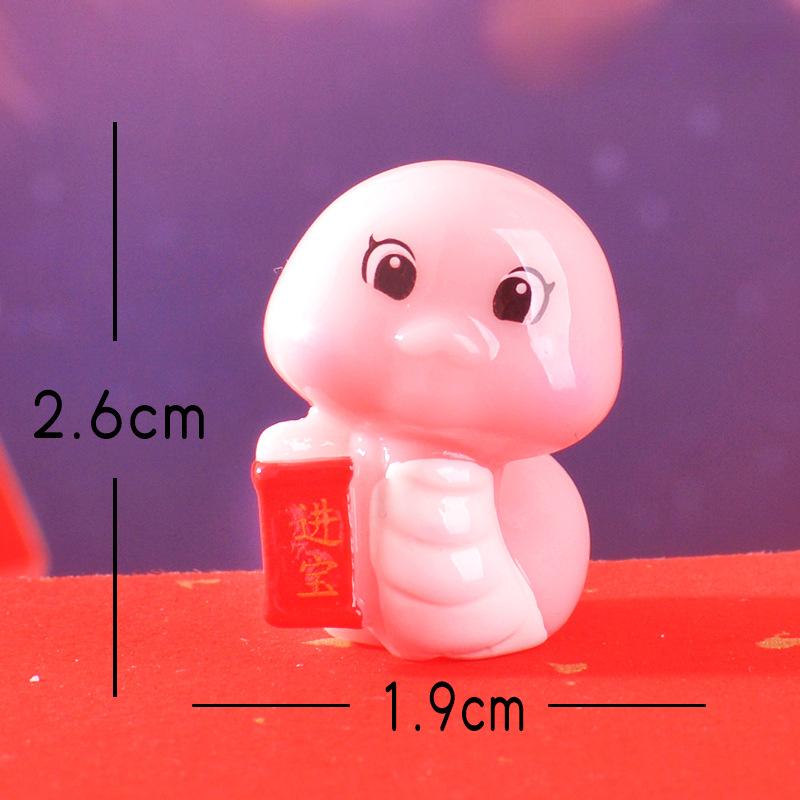 Новогодний декоративный мультяшный змей Года Маленький декоративный предмет для привлечения богатства и удачи Смола ручной работы