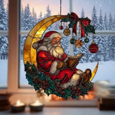 Уютный Санта, читающий на Луне, Ловец солнца, Рождественское витражное оконное подвесное украшение с ягодами и бантом для праздничного декора окна/стены