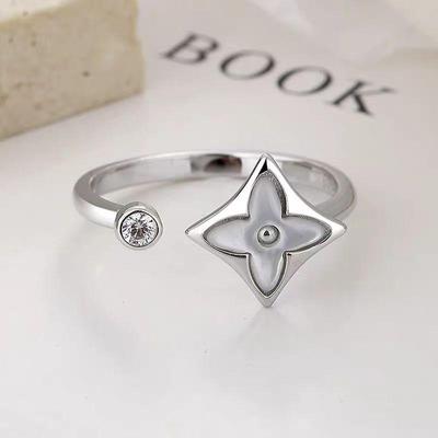 Позолоченное кольцо-монограмма в виде четырехлистного клевера с перламутром - Женский модный аксессуар высокого класса для ношения в стопке