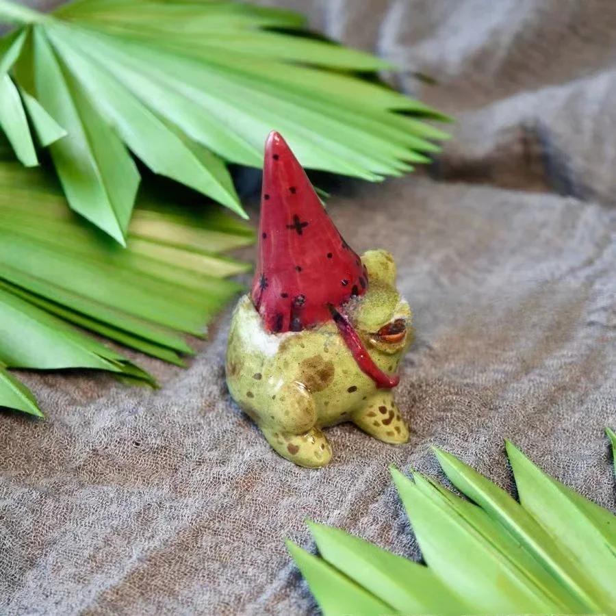 Resin frog ornament wearing a hat for Decorate Living Room Balcony or Perfect Yard and Holiday Supplies for Patio and Lawn Décor
