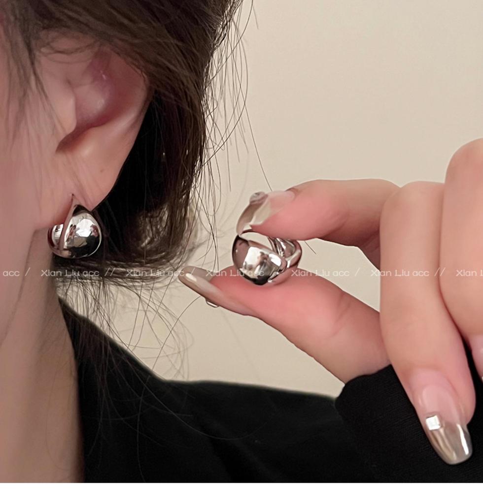 Минималистичные ретро-серьги в холодном стиле: Высококачественные, уникальные, универсальные ушные клипсы с уникальным дизайном и неподвластным времени характером.