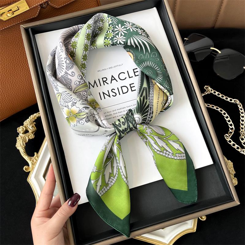 Лето 2023 года, шелковый шарф синего и белого цветов: Элегантный и универсальный квадратный шарф длиной 70 см для женщин