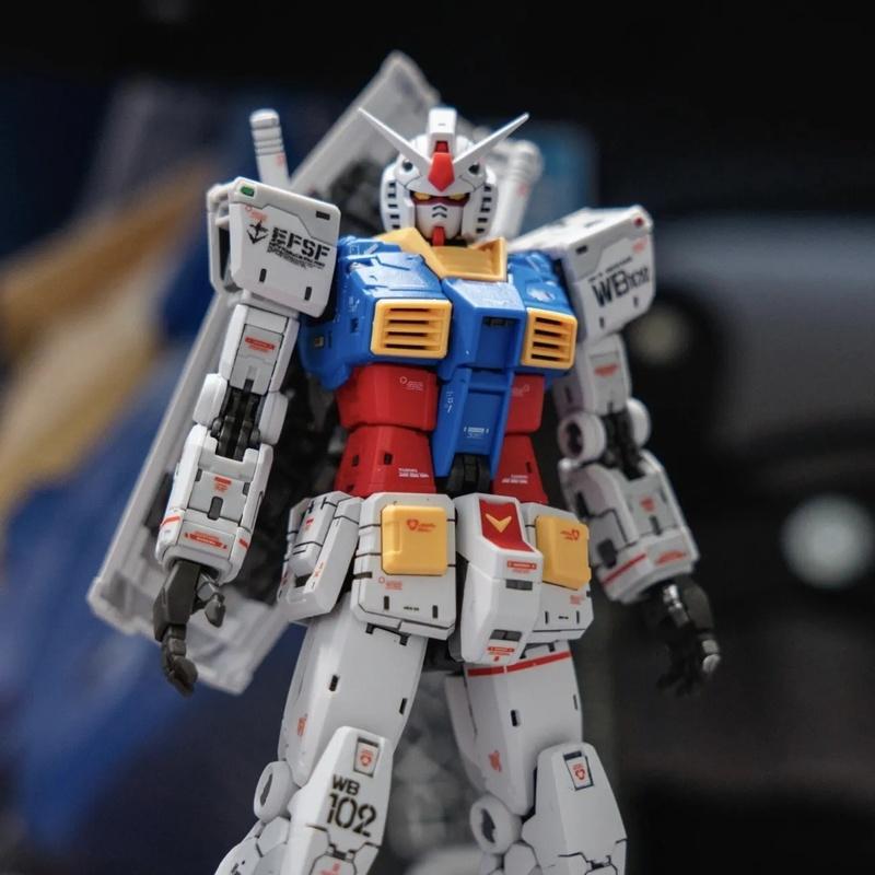 RG 1/100 RX-78-2  2.0 (Enlarged Version) Model Kit Armor Explosive Transformation Magnetic Control Eye Light-Up Collectible Toys