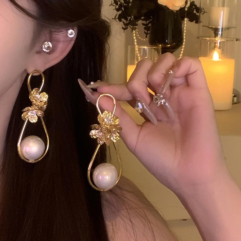 Циркониевые серьги-пусеты с цветком, жемчужиной в виде капли воды, изысканные серьги-пусеты, легкая роскошь, высокое чувство моды, темпераментные серьги для женщин
