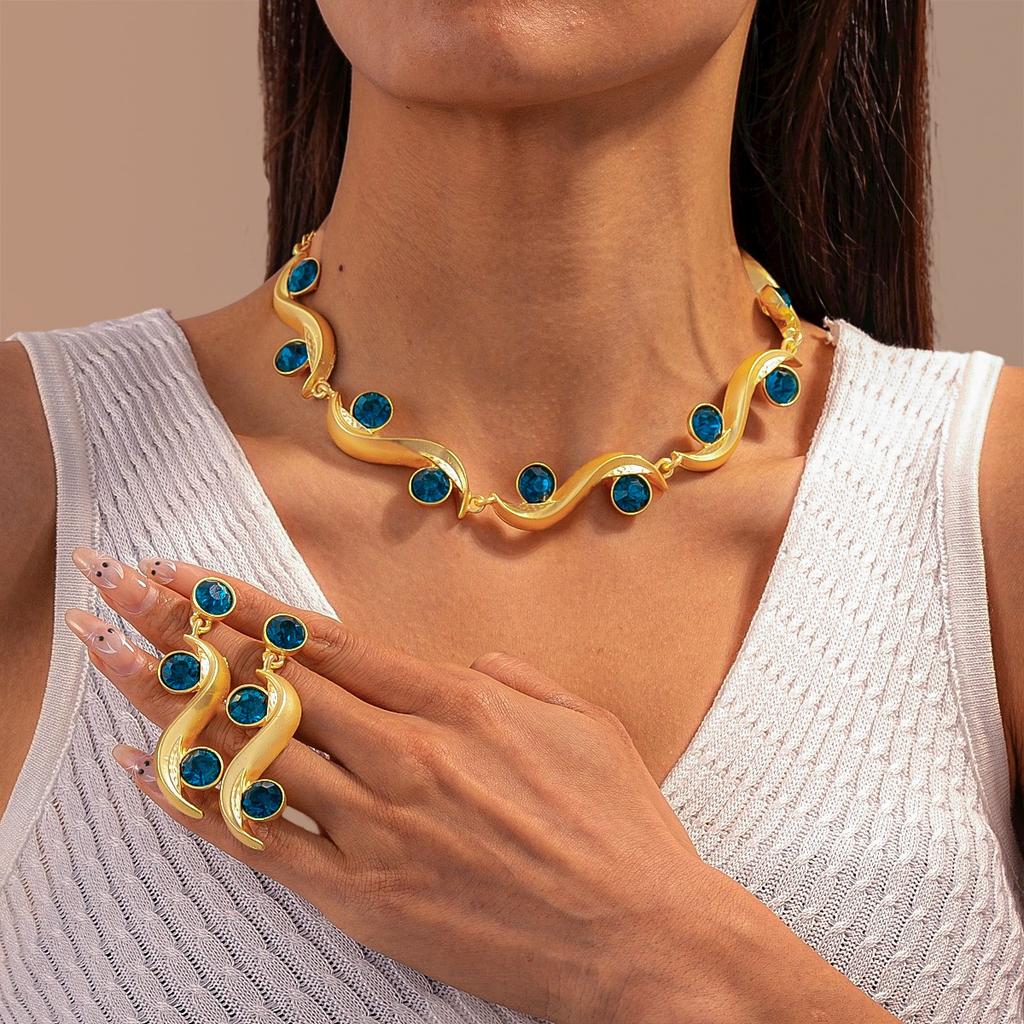 Модные украшения для женщин