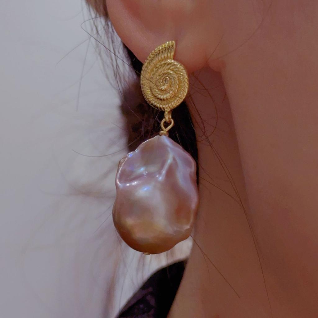 Серьги-гвоздики из натурального дикого жемчуга, металлические, необычного цвета, в стиле барокко, со специальными бусинами необычной формы, разноцветные, белые, огромные, 15-30 мм.