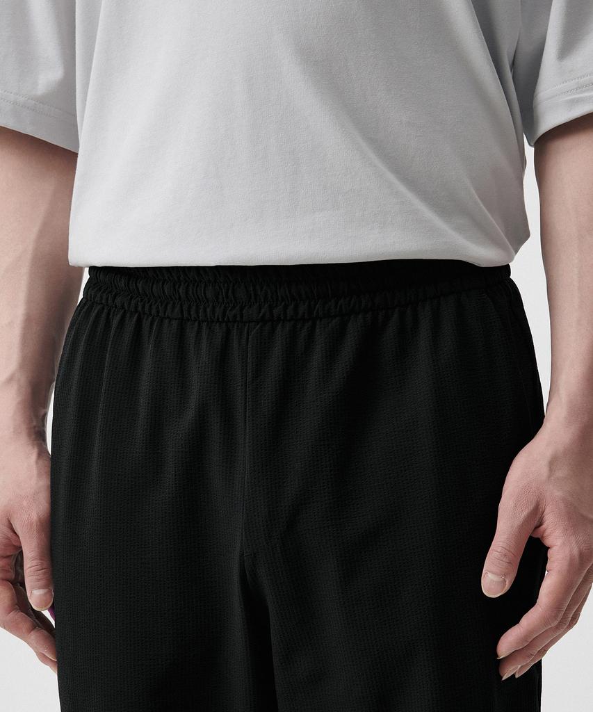 MUSINSA STANDARD Seersucker Loose Tapered Elastic Waist Pants [Black]