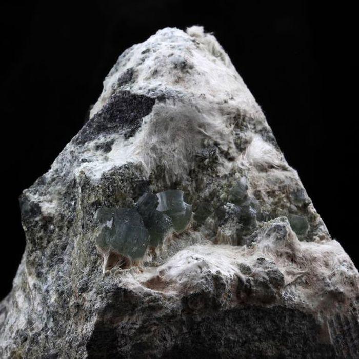 Pierres et Minéraux. Prehnite. 2252.0 ct. La Combe de la Selle, Bourg d'Oisans, France..