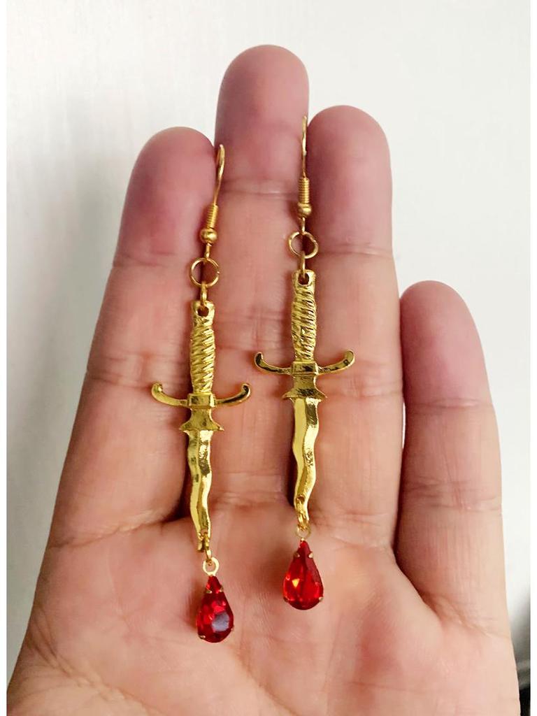 Красные серьги-капли в виде кинжала