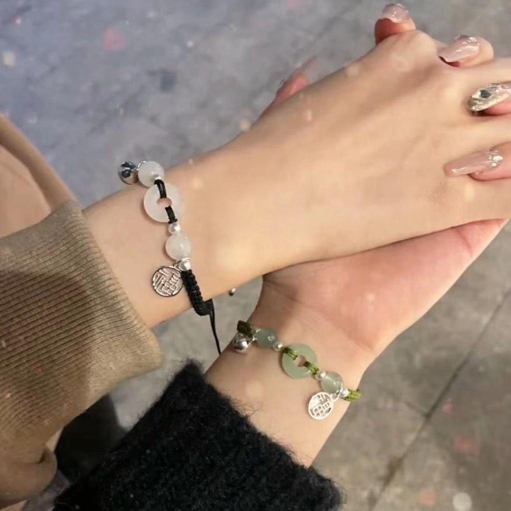 Высококачественный браслет с двойным плетением, подвеской в виде колокольчика удачи и безопасной застежкой. Идеальный подарок для девушки.