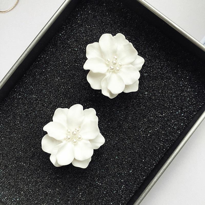 Модные антиаллергенные серьги с белым цветком
