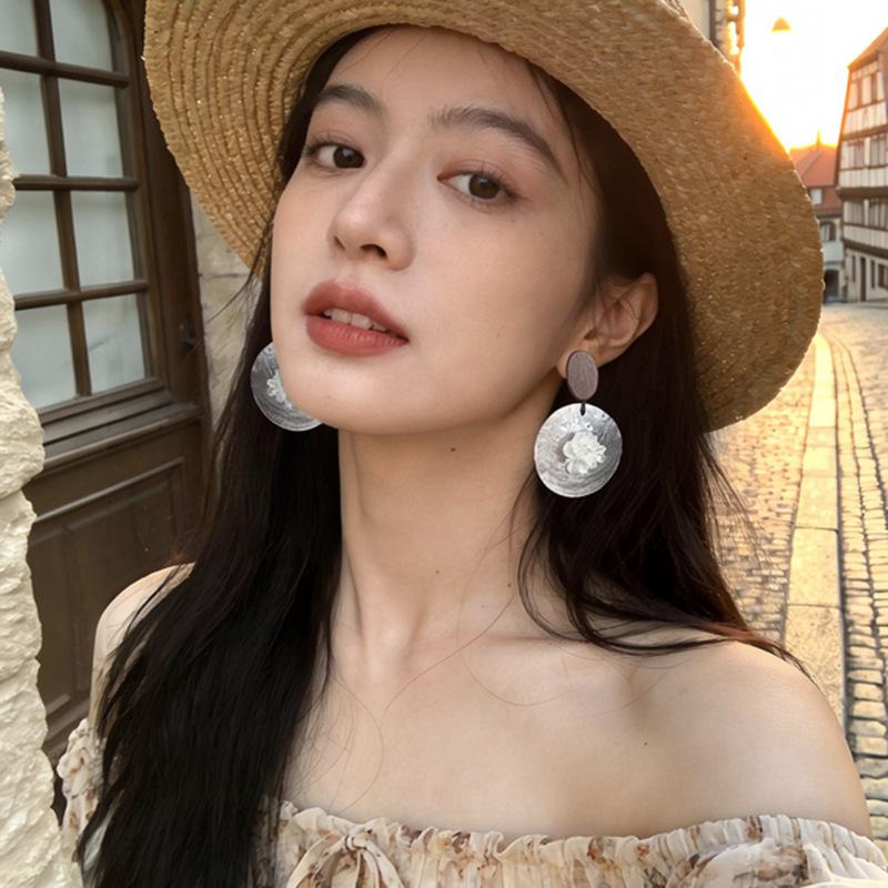 Элегантные ретро серьги с деревянными и перламутровыми кисточками - Уникальные, универсальные аксессуары для отпуска