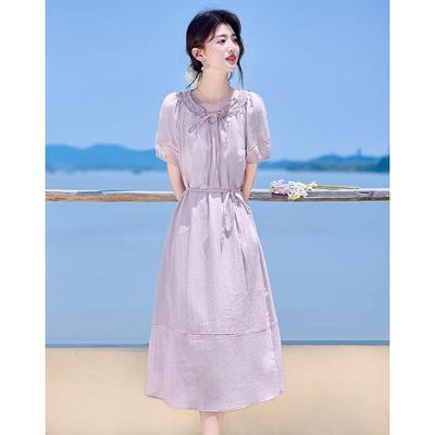 Элегантное платье миди А-силуэта с коротким рукавом