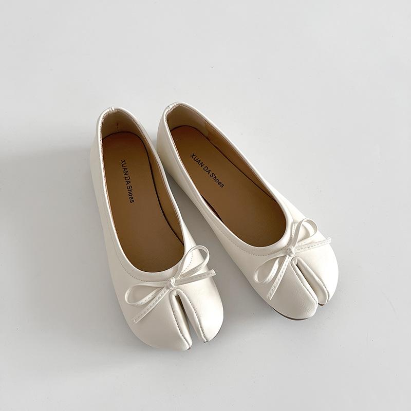 Black French retro light mouth split-toe flat-soled single shoes women's 2025 new spring soft-soled versatile Mary Jane shoes