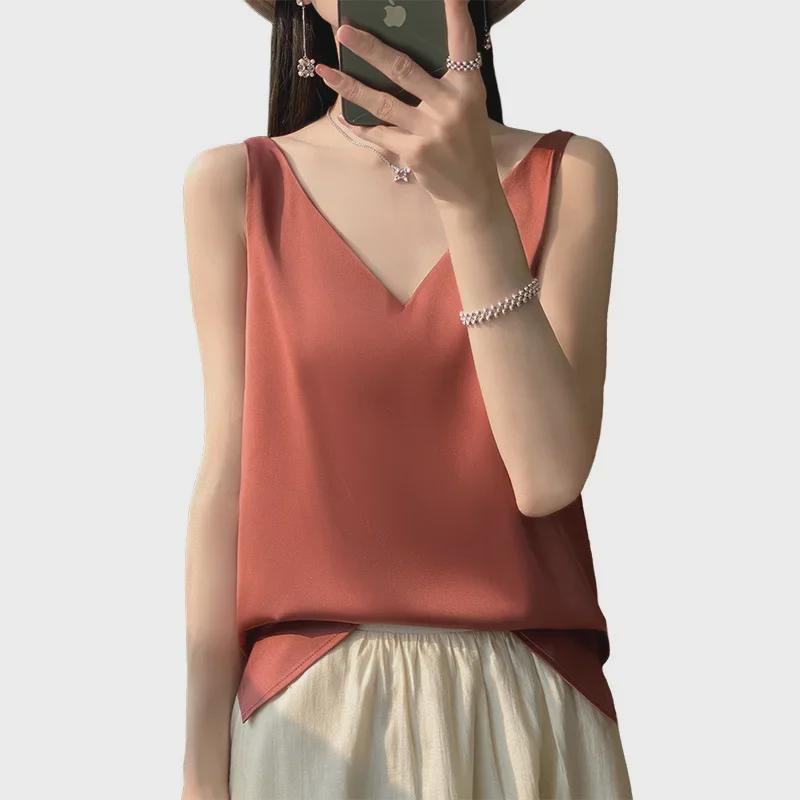 Женская шелковая атласная майка на тонких бретелях с V-образным вырезом – трендовый весенне-летний облегающий внутренний топ