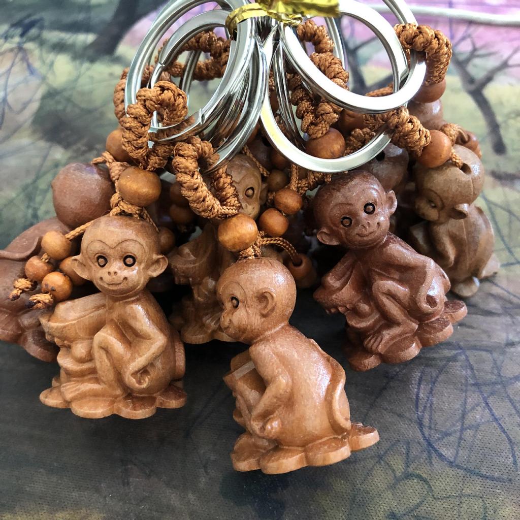 Двенадцать брелоков со знаками зодиака, искусно вырезанные из красного дерева, являются изысканными трехмерными подарками и пользуются популярностью у продавцов на ночных рынках.