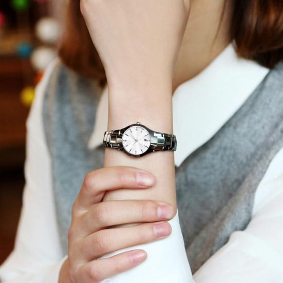 Повседневные парные часы с круглым циферблатом, календарем, сплавным браслетом и аналоговым кварцевым механизмом