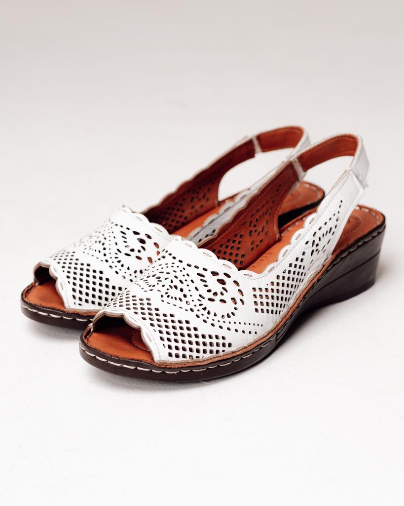 Босоножки на танкетке перфорированные Krula 506150 36 белые кожа