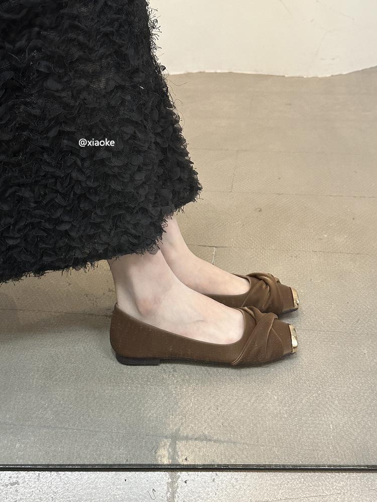 Весна 2025 новый французский темперамент с юбкой туфли-лодочки женские с легким вырезом фея стиль атласные квадратный носок плоская подошва женская обувь