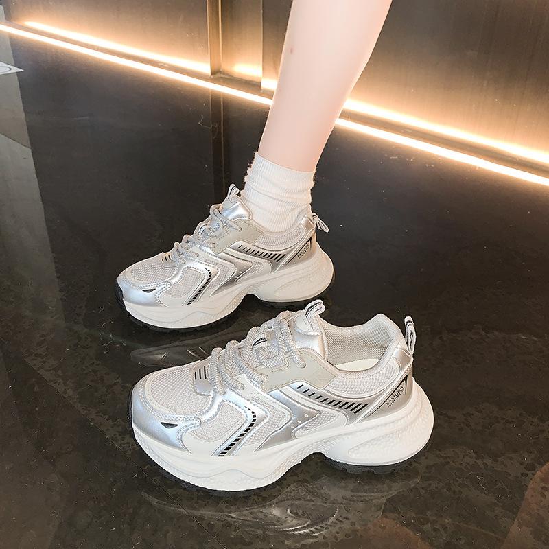 Кроссовки на платформе для женщин 2025 новые сетчатые дышащие спортивные туфли, зарубежный стиль, универсальные, увеличивающие рост, повседневные спортивные туфли для женщин