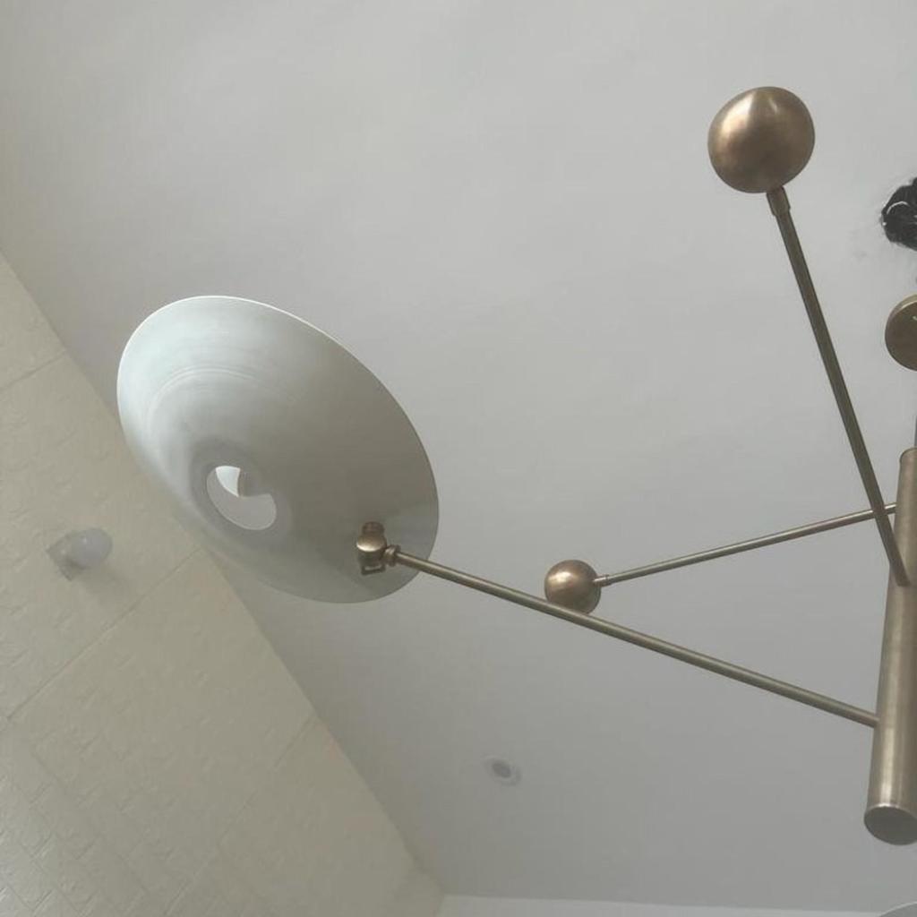 Итальянская люстра середины века с тремя закрытыми рожками из белой и патинированной латуни